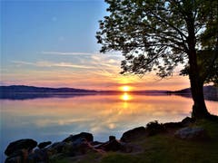 Wunderbar farbiger Sonnenuntergang beim Sempachersee. (Bild: Urs Gutfleisch, 26. Mai 2019)
