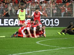 Schluss, aus und vorbei: Die Spieler von Union Berlin liegen sich in den Armen (Bild: KEYSTONE/DPA/JÖRG CARSTENSEN)