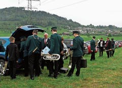 Lockere Stimmung: In aller Ruhe werden die Instrumente vorbereitet.