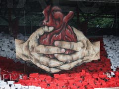 Die Choreografie vor dem Spiel: Die Berliner verlangten von ihrem Klub viel Herz (Bild: KEYSTONE/EPA/FELIPE TRUEBA)