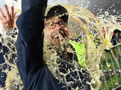 Bierdusche für den Meister: Urs Fischer erhält den «Lohn» für die tolle Arbeit (Bild: KEYSTONE/DPA/JÖRG CARSTENSEN)