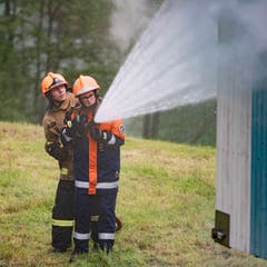 Löschen mit Wasser unter fachmännischer Anleitung. (Bild: Sascha Erni)