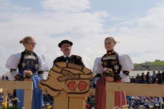 An der Sonntagsstille sprach der Seelsorger Marino Bosoppi über die runde Form des Schwingplatzes als Symbol für's Leben. (Bild: Richard Greuter, Oberdorf, 26. Mai 2019)