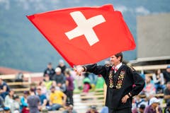 Fahnenschwinger am Ob- und Nidwaldner Kantonalschwingfest. (Bild: Philipp Schmidli, Oberdorf, 26. Mai 2019)