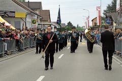 10.35 Uhr: Die Parade auf der Dorfstrasse vor begeistertem Publikum. (Bild: Bilder: Daniela Huijser)