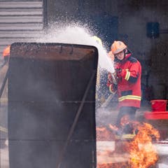 Konzentration beim Löschen eines Feuers mit Schaum. (Bild: Sascha Erni)