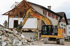 Abbruch des Hotel-Restaurants Kreuz: Bis Ende Juni sollen die Arbeiten abgeschlossen sein. (Bild: Irene Infanger, (Ennetbürgen, 27. Mai 2019)