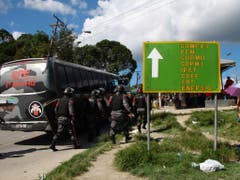 Polizisten auf dem Weg zum von Aufständen betroffenen Gefängnis Anisio Jobim in Manaus im Norden Brasiliens. (Bild: KEYSTONE/AP/EDMAR BARROS)