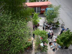 Blick von der Terrasse des «Lattich»-Baus: Neben den Containern auf der Brache beim St. Galler Güterbahnhof ist als Zwischennutzung ein Holzbau mit 45 Modulen entstanden - ein Ort, wo kreative Ideen spriessen sollen. (Bild: KEYSTONE/GIAN EHRENZELLER)