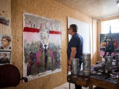 Der Maler Beat Eisenring in seinem Atelier im «Lattich»-Bau. Auf dem Areal beim St. Galler Güterbahnhof ist als Zwischennutzung ein Holzbau mit 45 Modulen entstanden. (Bild: KEYSTONE/GIAN EHRENZELLER)