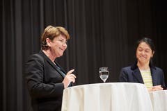 Stadtluzerner CVP-Politikerin Diel Tatjana Schmid Meyer (rechts) stellt Bundesrätin Viola Amherd Fragen. (Bild: Jakob Ineichen, Sempach, 28. Mai 2019)
