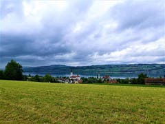Dicke Regenwolken über dem Sempachersee. (Bild: Urs Gutfleisch, Nottwil, 28. Mai 2019)