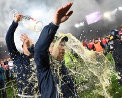 Zur Feier des Tages gibt es ordentlich Bier für Trainer Urs Fischer. (Bild: Jörg Carstensen/dpa)