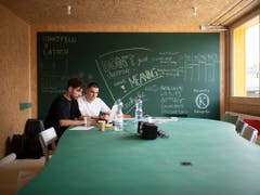 Kreativlabor im «Lattich»-Holzbau: Robin Lohnke (links) und Simon Tolnai haben im Rahmen des Förderprogramms «Starfeld@Lattich» die Möglichkeit, einen Schritt in die Selbständigkeit zu machen. Die Brache beim ehemaligen Güterbahnhof in St. Gallen soll zum Tummelfeld der Kreativwirtschaft werden. (Bild: KEYSTONE/GIAN EHRENZELLER)