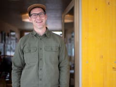 Die Brache auf dem Areal des St. Galler Güterbahnhofs zieht kreative Projekte an. Thomas Baer vor seinem Modul im «Lattich»-Bau. Der Werber hat sich im Holzbau einen Denkstube eingerichtet, in welcher er schlechte Ideen begräbt. (Bild: KEYSTONE/GIAN EHRENZELLER)