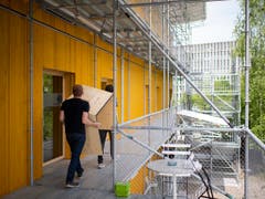 Möbeltransport im St. Galler «Lattich»-Bau: Die Mieter der Zwischennutzung im Areal beim St. Galler Güterbahnhof richten sich ein. Das temporäre Quartier soll zum Brennpunkt der Kreativwirtschaft werden. (Bild: KEYSTONE/GIAN EHRENZELLER)