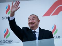 Regiert sein Land autokratisch und mit harter Hand: Aserbaidschans Präsident Ilham Alijew (Bild: KEYSTONE/EPA/VALDRIN XHEMAJ)