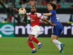 Zweikampf zwischen Arsenals Alexandre Lacazette (links) und Chelseas David Luiz (Bild: KEYSTONE/EPA/YURI KOCHETKOV)