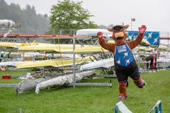 Rowsy, das Maskottchen der Ruder-Europameisterschaft 2019 in Luzern, posiert auf dem Bootslagerplatz. (Bild: Urs Flüeler / Keystone, Luzern, 29. Mai 2019)