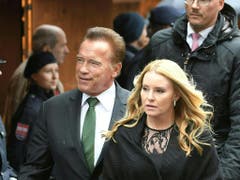 Kaliforniens Ex-Gouverneur und Schauspieler Arnold Schwarzenegger kam mit Freundin Heather Milligan (Bild: Keystone/APA/APA/ROLAND SCHLAGER)