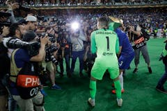 Chelsea-Torhüter Kepa Arrizabalaga feiert vor den Fotografen. (Bild: Luca Bruno / AP)