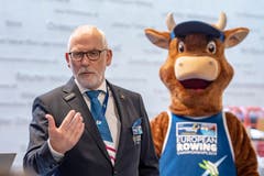 Der OK Praesident der Ruder Europameisterschaft Luzern, Andreas Bucher, links, mit dem Maskotchen Rowsy, rechts, anlaesslich einer Medienkonferenz von Swiss Rowing zur Ruder Europameisterschaft, am Mittwoch, 29. Mai 2019, am Rotsee in Luzern. (KEYSTONE/Urs Flueeler)