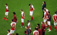 Enttäuschte Arsenal-Spieler nach dem Schlusspfiff. (Bild: Dmitri Lovetsky / AP)