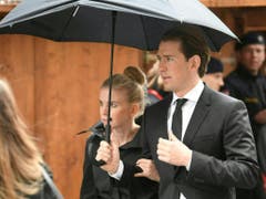 Auch Österreichs abgesetzter Kanzler Sebastian Kurz (rechts) erwies Niki Lauda die letzte Ehre (Bild: Keystone/APA/APA/ROLAND SCHLAGER)