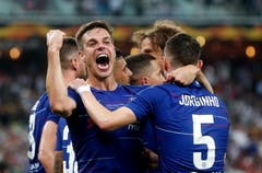 Chelseas Cesar Azpilicueta feiert und seine Kollegen feiern das 3:0. (Bild: Maxim Shipenkov / EPA)