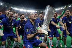 Die Chelsea-Spieler feiern vor ihren Fans. (Bild: Luca Bruno / AP)