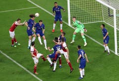 Viel Verkehr vor dem Chelsea-Tor, doch David Luiz trifft per Kopf nicht. (Bild: Zurab Kurtsikidze / EPA)