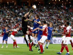 Arsenals Goalie mit Chelsea-Vergangenheit, Petr Cech, klärt im Strafraum von Arsenal (Bild: KEYSTONE/AP/DARKO BANDIC)