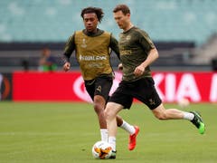 Voller Einsatz im Training: Die Chancen auf einen Einsatz von Stephan Lichtsteiner (re., mit Alex Iwobi) sind allerdings kleiner als für Granit Xhaka (Bild: KEYSTONE/AP/DARKO BANDIC)