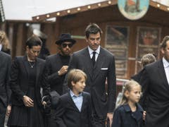 Witwe Birgit Lauda, Lewis Hamilton und Mercedes-Teamchef Toto Wolff vor dem Wiener Stephansdom. Auch Laudas Zwillingskinder Max und Mia (unten) verabschiedeten sich von ihrem Vater (Bild: Keystone/EPA/CHRISTIAN BRUNA)