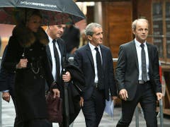 Auch Alain Prost (2. von rechts) war vor Ort (Bild: Keystone/APA/APA/ROLAND SCHLAGER)