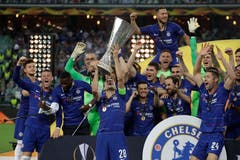 Chelseas Kapitän Cesar Azpilicueta stemmt den Pokal in die Höhe. (Bild: Luca Bruno / AP)