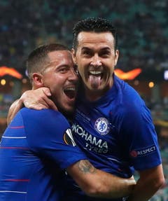 Jubel bei den Chelsea-Spieler Pedro (rechts) und Eden Hazard. (Bild: Maxim Shipenkov / EPA)