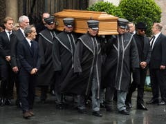 Niki Laudas Sarg wird begleitet von viel Prominenz aus dem Stephansdom in Wien getragen (Bild: KEYSTONE/EPA/MICHAEL GRUBER)