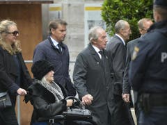 Auch Jackie Stewart (4. von links) reiste zur Trauerfeier nach Wien (Bild: Keystone/APA/APA/HERBERT NEUBAUER)
