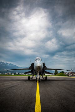 Was ist bedrohlicher? Kampfjet oder Wetter? (Bild: Stefan Dubach, Emmen, 25. Mai 2019)