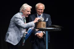 Paul Winiker übergibt Emil den Anerkennungspreis des Kantons Luzern. (Bild: Pius Amrein, 29. April 2019)