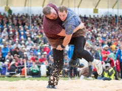 Zwei der ganz Bösen am letztjährigen Innerschweizer Fest in Alpnach: Christian Stucki (links) und Joel Wicki (Bild: KEYSTONE/URS FLUEELER)