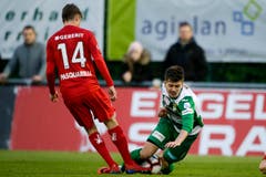 Der Krienser Omer Dzonlagic (rechts) blockiert den Ball gegen den Rapperswiler Matteo Pasquarelli. (Bild: Marc Schumacher / Freshfocus, Rapperswil, 3. Mai 2019)