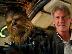 Darsteller Peter Mayhew als Chewbacca und Schauspieler Harrison Ford in «Star Wars: The Force Awakens.» (Bild: KEYSTONE/AP Lucasfilm/FILM FRAME)