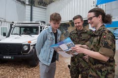 Die Schweizer Armee macht an der LUGA Werbung für ihre Auslandeinsätze. Carlo Felder informiert sich bei Daniel Seckler und Tabea Rüdin von der Schweizer Armee. (Bild: Boris Bürgisser, 1. Mai 2019)