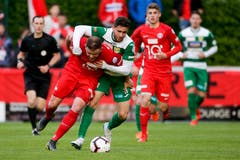 Der Krienser Saleh Chihadeh hält Denis Simani von Rapperswil zurück. (Bild: Marc Schumacher / Freshfocus, Rapperswil, 3. Mai 2019)