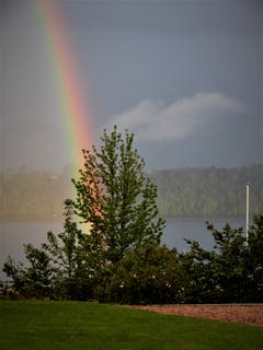 Nach äm Rägä schient d`Sunnä; Ist dieser Regenbogen, aufgenommen um 19.55 Uhr in Meggen, nicht einfach nur wunderschön ? (Bild: Margrith Imhof-Röthlin, 3. Mai 2019)