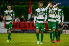 Die Krienser Marijan Urtic, Albin Sadrijaj, Daniel Fanger und Jan Elvedi (von links) gehen enttäuscht vom Platz. (Bild: Marc Schumacher / Freshfocus, Rapperswil, 3. Mai 2019)