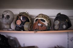 Darunter befinden sich auch diverse Helme. An dem rechts ist oben an der Stirne eine Medaille befestigt. Laut Weibel wurde ihm bestätigt, dass es ein Original ist. Die Auszeichnung wurde Soldaten der russischen Armee dafür verliehen, dass sie den Sturm auf Berlin im Zweiten Weltkrieg überlebt hatten. (Bild: Benjamin Manser)