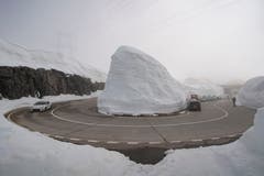 Autos auf der Gotthard-Passstrasse –mit den riesigen Schneemassen. (Bild: KEYSTONE/Pablo Gianinazzi, 30. Mai 2019)